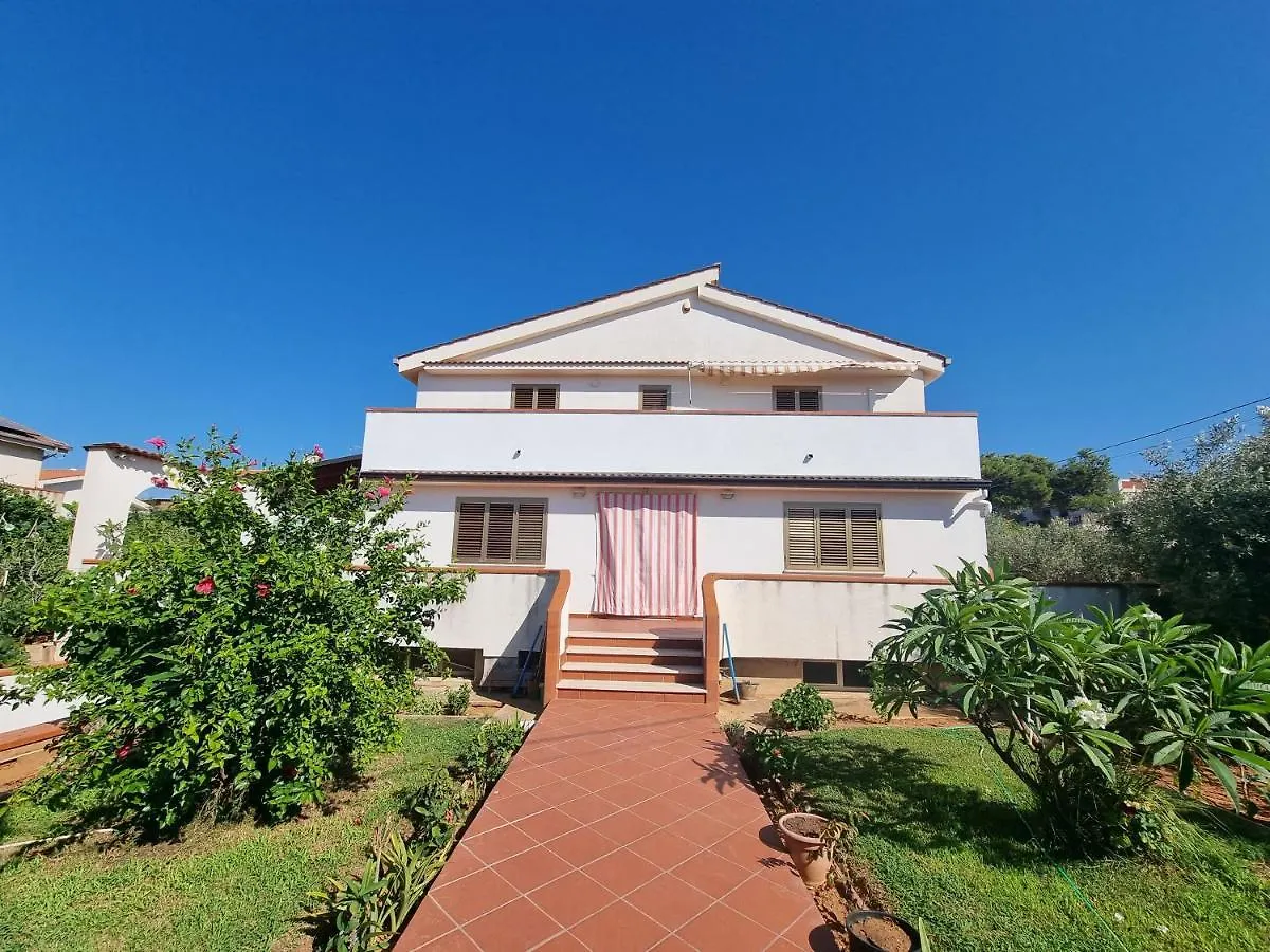 Villa Flora - With Sea View, 2 Minutes Walk To Beach Trappeto  0*, Trappeto (Sicily)